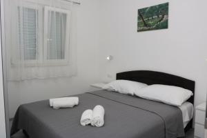 Postel nebo postele na pokoji v ubytování Apartmani Eni