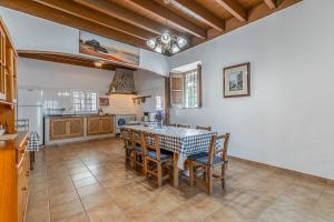 a kitchen with a table and chairs in a room at Cas Consul in Puerto de San Miguel