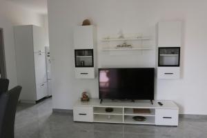 TV a/nebo společenská místnost v ubytování Apartmani Eni