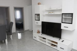 TV a/nebo společenská místnost v ubytování Apartmani Eni