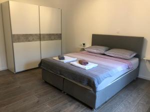 1 dormitorio con 1 cama con 2 toallas en Apartman Ana Zadar en Zadar
