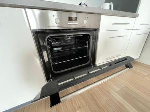 un horno con la puerta abierta en una cocina en Nowy apartament w okolicach centrum en Siedlce