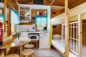 Una pequeña casa con cocina y zona de comedor en Simple little cottage in a cozy courtyard in Vimmerby, en Vimmerby