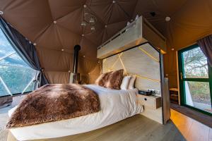 ein Schlafzimmer in einem Zelt mit einem Bett darin in der Unterkunft Finest Retreats - Chartwell Luxury Dome 