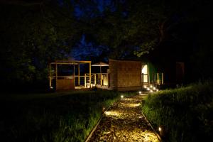 ein Haus mit Lichtern im Gras in der Nacht in der Unterkunft Finest Retreats - Chartwell Luxury Dome 