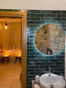 een badkamer met een wastafel en een stenen muur bij VILLAS BALATSOURAS in Paleros