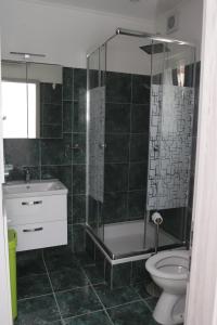 Koupelna v ubytování Apartmani Eni