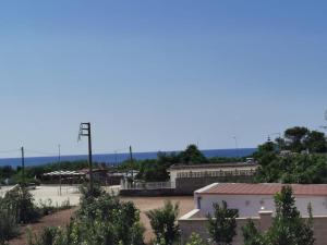 Blick auf einen Parkplatz mit Bäumen und Gebäuden in der Unterkunft Villa Luna - Villa Vacanze Indipendente & Climatizzata - Salento - Puglia - ITALY in San Pietro in Bevagna