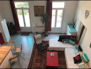 uma sala de estar com um sofá e uma mesa em Petit paradis em Vic-Fezensac