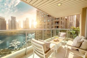 een balkon met uitzicht op de stad bij LUX - The Ultimate Marina View Deluxe Suite in Dubai