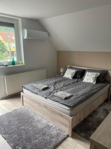 1 dormitorio con 1 cama grande en una habitación en Vár-Lak Resort en Balatonederics