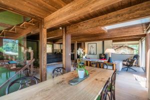 salon z drewnianym stołem i krzesłami w obiekcie Chalet Cipolin Morzine - by EMERALD STAY w mieście La Côte dʼArbroz