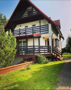 a large house with a gambrel roof at Mazurski Dom Sucholaski in Wydminy