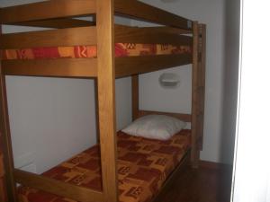 a bunk bedded room with a bunk bed in a room at Appartement bonascre in Ax-les-Thermes