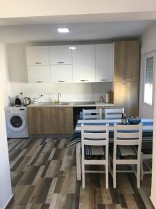 Kuchyň nebo kuchyňský kout v ubytování Apartman DoM + 19 fotografií