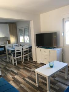 TV a/nebo společenská místnost v ubytování Apartman DoM