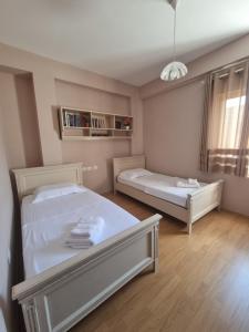 Family Apartment in Center of Tirana房間的床