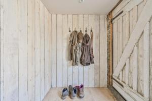 Habitación con pared de madera y pares de zapatos. en The Round House - Heale Farm, en Trentishoe 13 fotos más