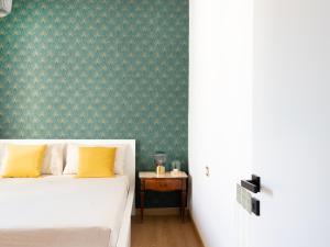 ein Schlafzimmer mit einem Bett und einer grünen Wand in der Unterkunft Panorama Love to Stay in Ercolano
