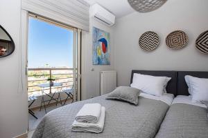 Un pat sau paturi într-o cameră la NH Urban Living in Nea Alikarnassos
