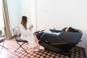 two women sitting in a hair salon sitting in a chair at B&B i MORI in Catania