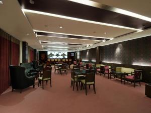 Posezení v ubytování Ramada by Wyndham Mussoorie Mall Road