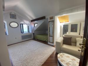 uma sala de estar com um sofá e uma cama em House with a pier em Donji Morinj