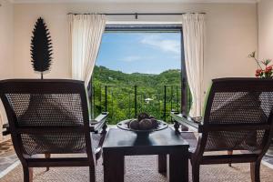 Pemandangan gunung umum atau pemandangan gunung yang diambil dari hotel