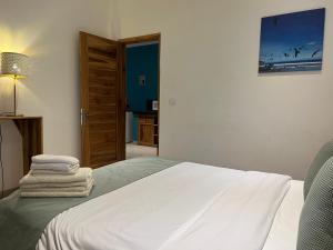 Rúm í herbergi á New Nautilus Lodge