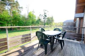 einen Tisch und Stühle auf der Terrasse eines Hauses in der Unterkunft Appartement 4 personne sur Parc Vacances Richelieu in Chaveignes