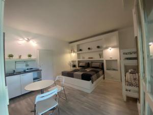 A kitchen or kitchenette at Bed&breakfast BBqueen Sandonato Policlinico