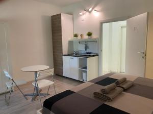 A kitchen or kitchenette at Bed&breakfast BBqueen Sandonato Policlinico