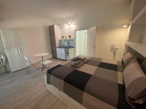 A bed or beds in a room at Bed&breakfast BBqueen Sandonato Policlinico