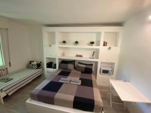 A bed or beds in a room at Bed&breakfast BBqueen Sandonato Policlinico