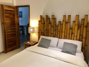 Rúm í herbergi á New Nautilus Lodge