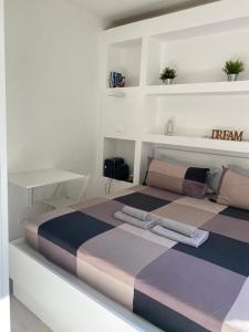 A bed or beds in a room at Bed&breakfast BBqueen Sandonato Policlinico