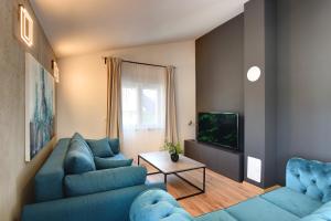 Televízia a/alebo spoločenská miestnosť v ubytovaní Vila Una with private pool near Rovinj - open 2022