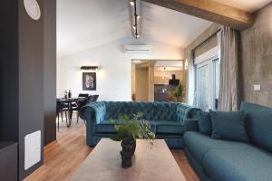 sala de estar con sofá azul y mesa en Vila Una with private pool near Rovinj - open 2022, en Rovinjsko Selo