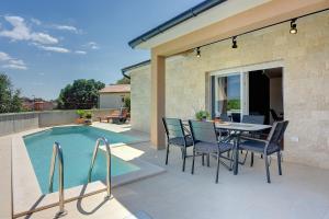 Bazén v ubytovaní Vila Una with private pool near Rovinj - open 2022 alebo v jeho blízkosti