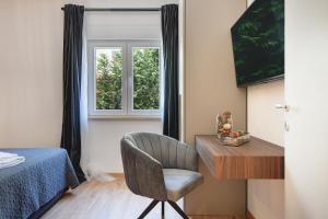 Televízia a/alebo spoločenská miestnosť v ubytovaní Vila Una with private pool near Rovinj - open 2022