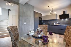 Kuchyňa alebo kuchynka v ubytovaní Vila Una with private pool near Rovinj - open 2022