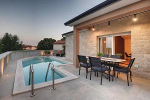 Bazén v ubytovaní Vila Una with private pool near Rovinj - open 2022 alebo v jeho blízkosti
