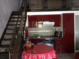 cocina con mesa y mantel rojo en Holiday home Gite De Marie, en Velleron