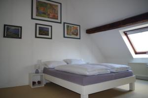 een slaapkamer met een bed in een witte kamer bij Für Liebhaber des Besonderen in Trier