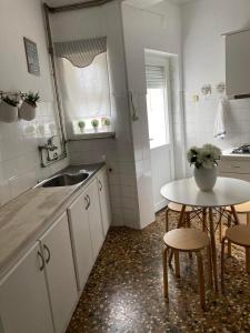 A kitchen or kitchenette at Apartamento Trav. Santa Luzia