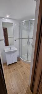 biała łazienka z umywalką i prysznicem w obiekcie Chatki Niwkii u Zbója Studio z antresolą w Krościenku