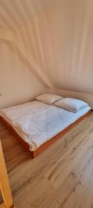 Posteľ alebo postele v izbe v ubytovaní Chatki Niwkii u Zbója Studio z antresolą
