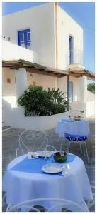 una mesa azul con platos en ella delante de un edificio en SalinArte, en Santa Marina Salina