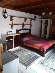1 dormitorio con 1 cama grande y 1 mesa en Confortable y privado estudio en zona exclusiva ., en San José