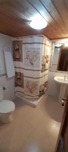 a bathroom with a toilet and a sink at La puerta el sol in Villanueva del Conde